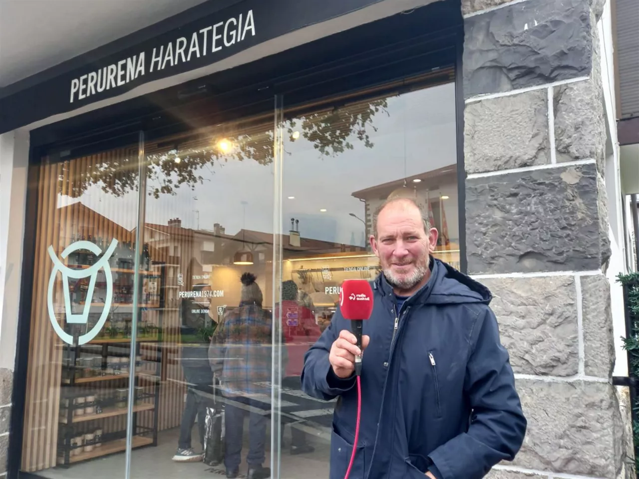 'Harria Bidelagun', el libro sobre Iñaki Perurena