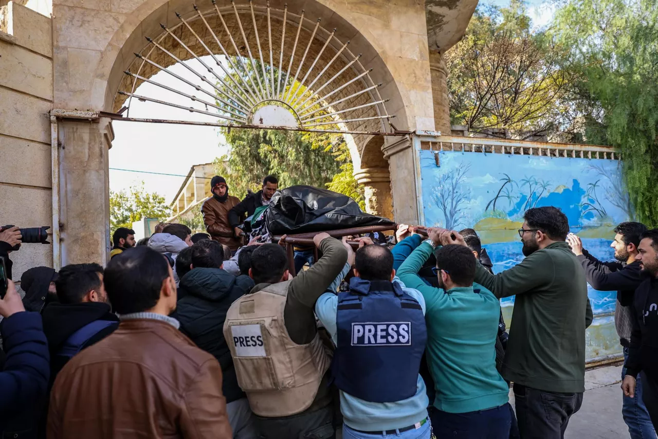 Funeral de Anas al-Kharboutl, fotoperiodista asesinado en Siria. EFE.