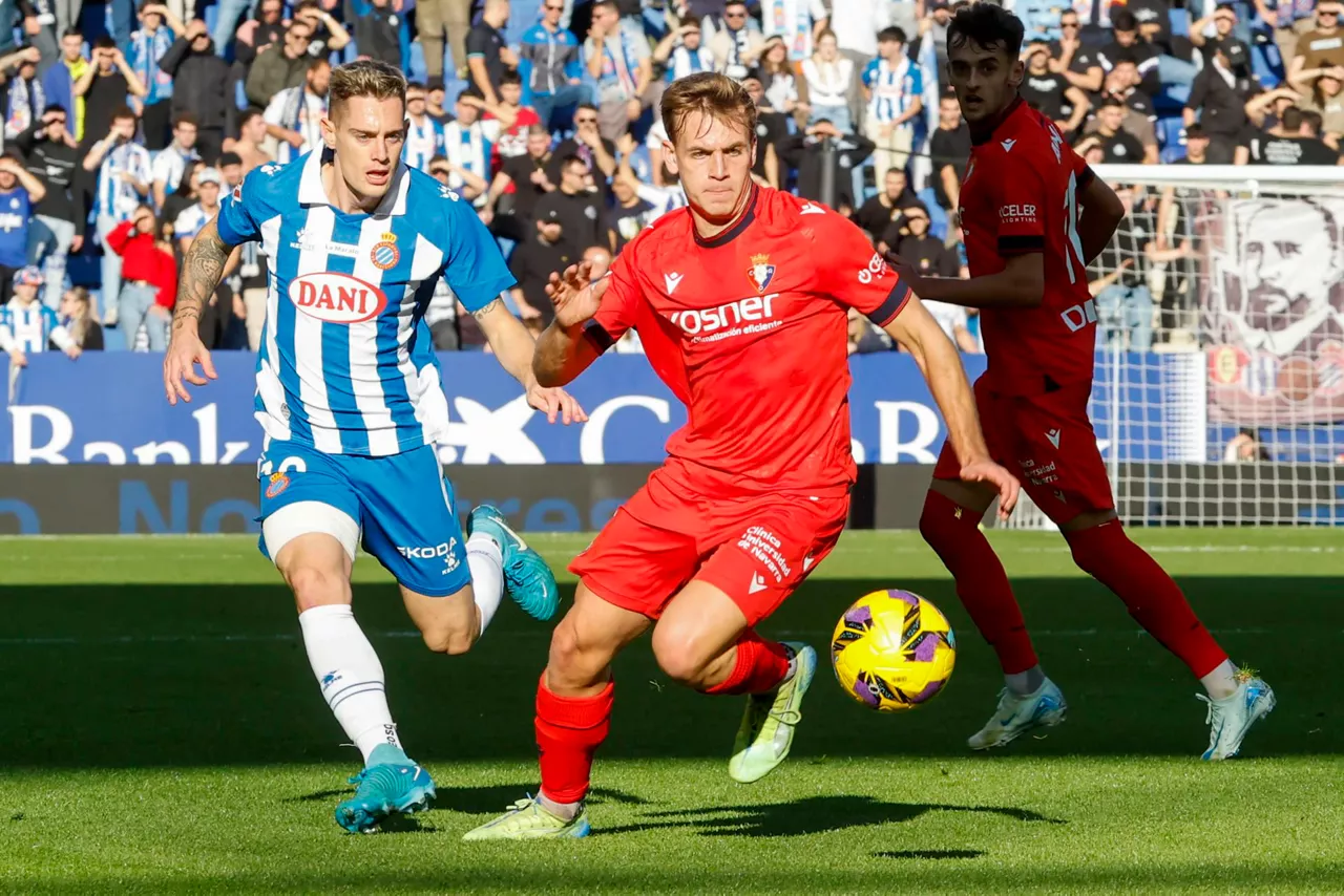 Pablo Ibáñez se adelanta a Pol Lozano, en una jugada del partido. Foto: EFE.