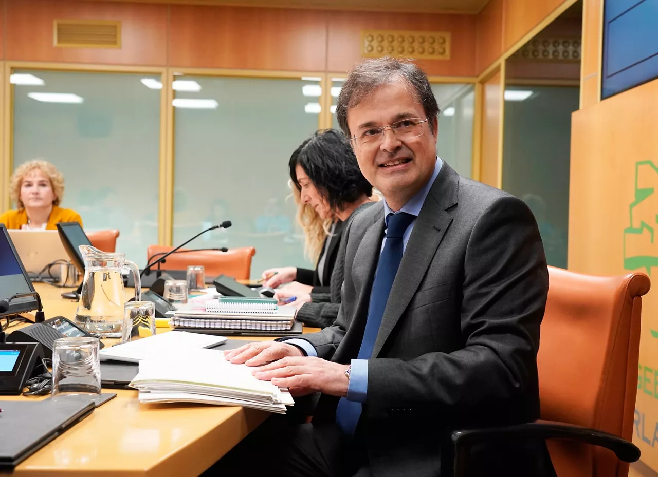 consejero-Alberto-Martinez-comision-salud-parlamento-vasco-irekia