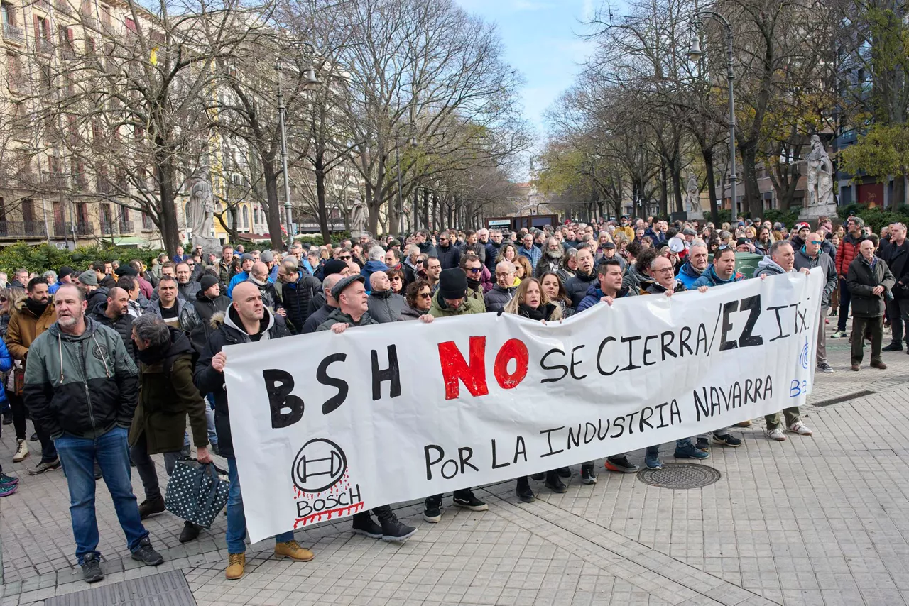 bsh esquiroz eskirotz-cierre-concentracion bilkura nafarroako parlamentua-parlamento-navarra-efe