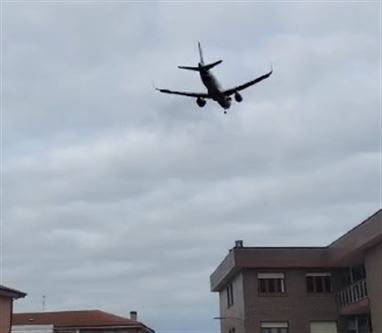 Un avión a punto de aterrizar en Loiu. Foto: EITB Media