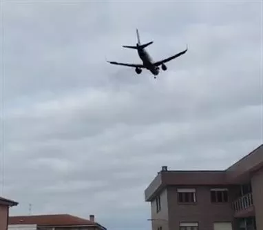 Un avión a punto de aterrizar en Loiu. Foto: EITB Media