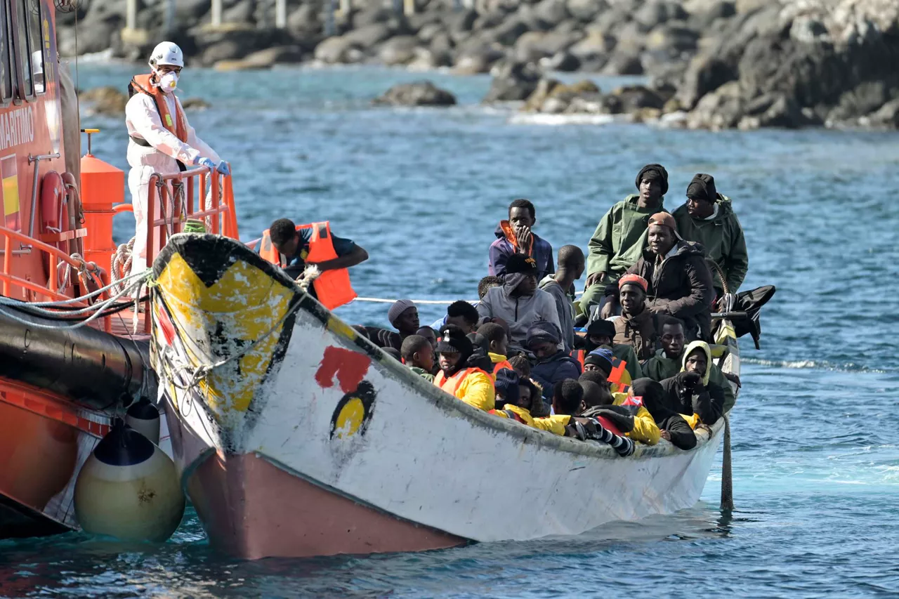 cayuco-personas-migrantes-efe