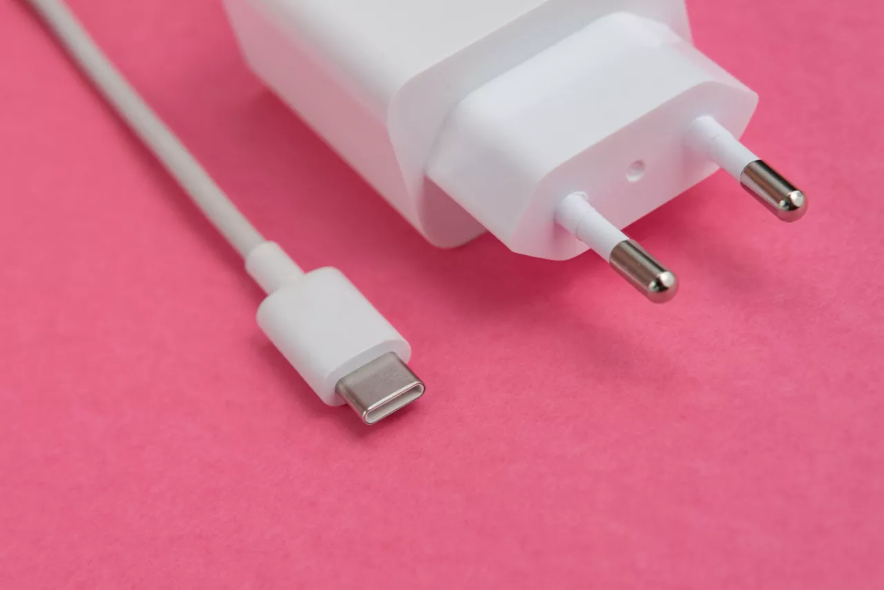 charger-usb-cable-type-c-pink-background