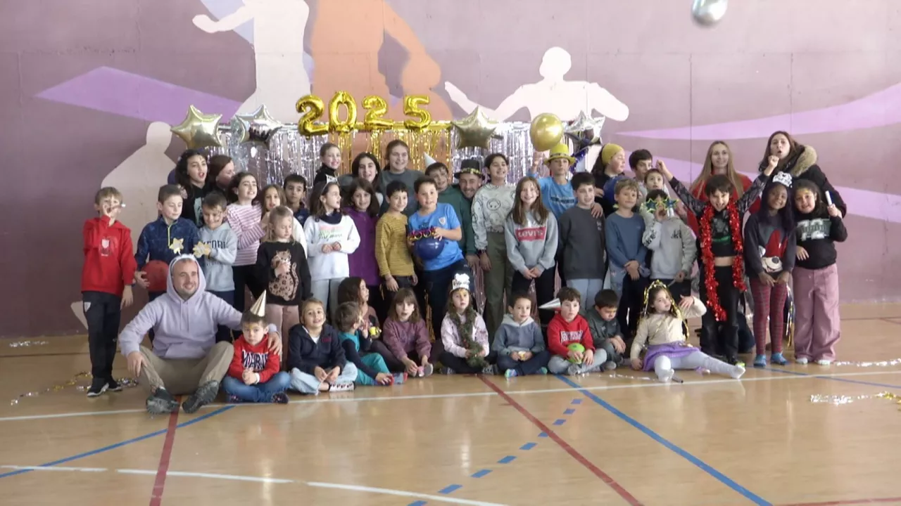 Foto de familia tras las Campanadas Txiki en Berango