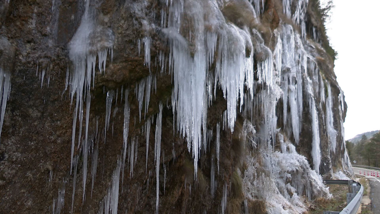 20250102141139_carambanos-de-hielo-en-valle-de-roncal_