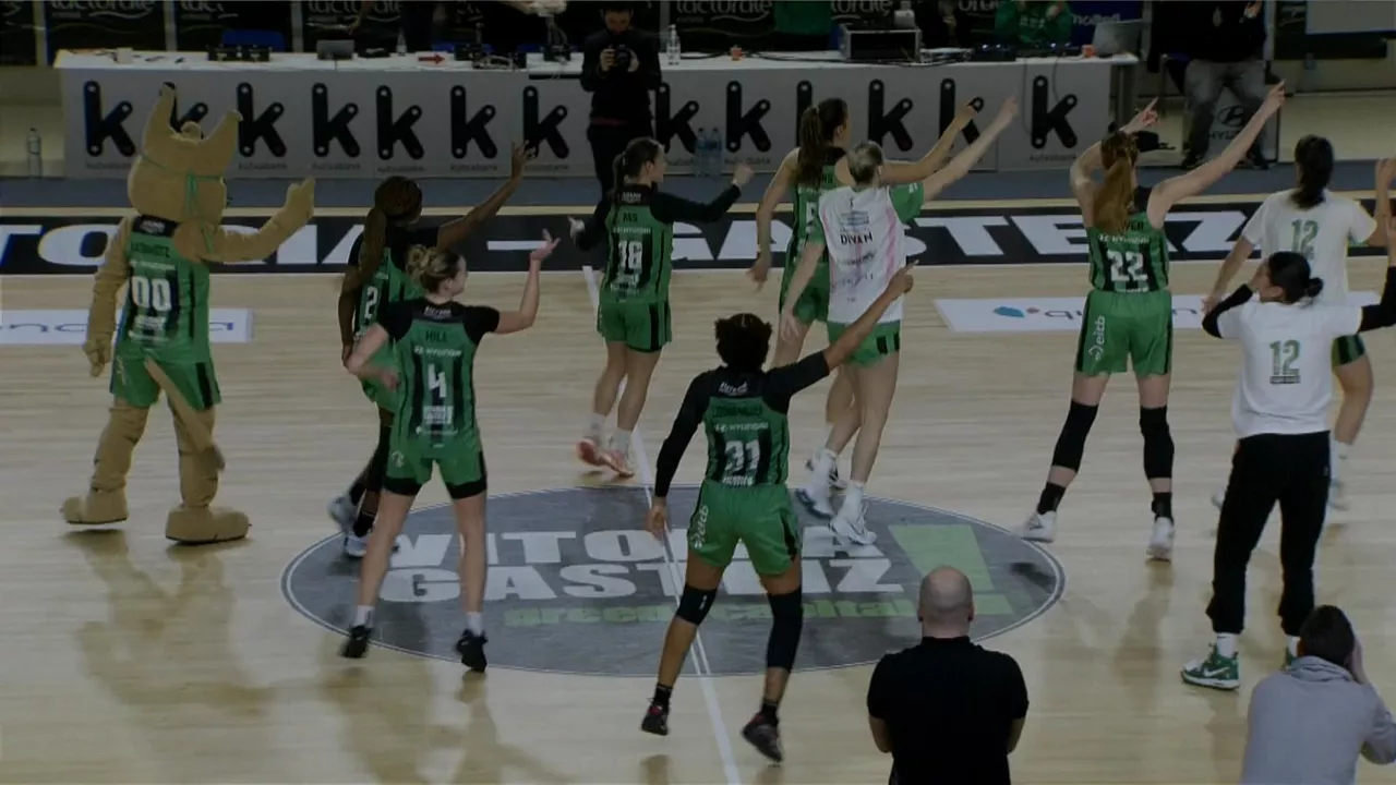 Las jugadoras del Kutxabank Araski celebran la victoria. EITB Media