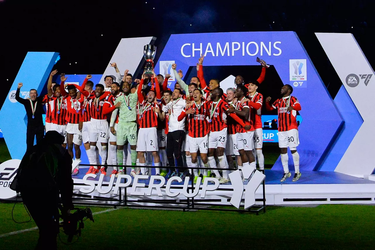 El Milan celebrando la victoria en la Supercopa de Italia