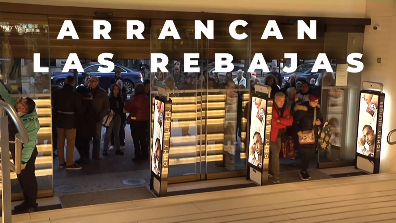 Gente esperando a la apertura de puertas en El Corte Inglés de Bilbao