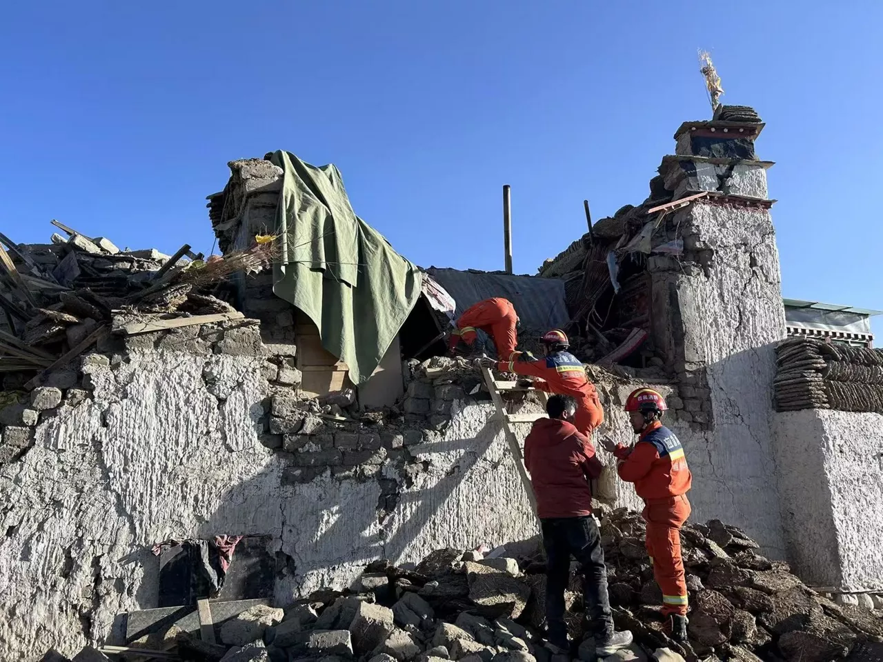 terremoto-tibet-equipo-rescate-efe