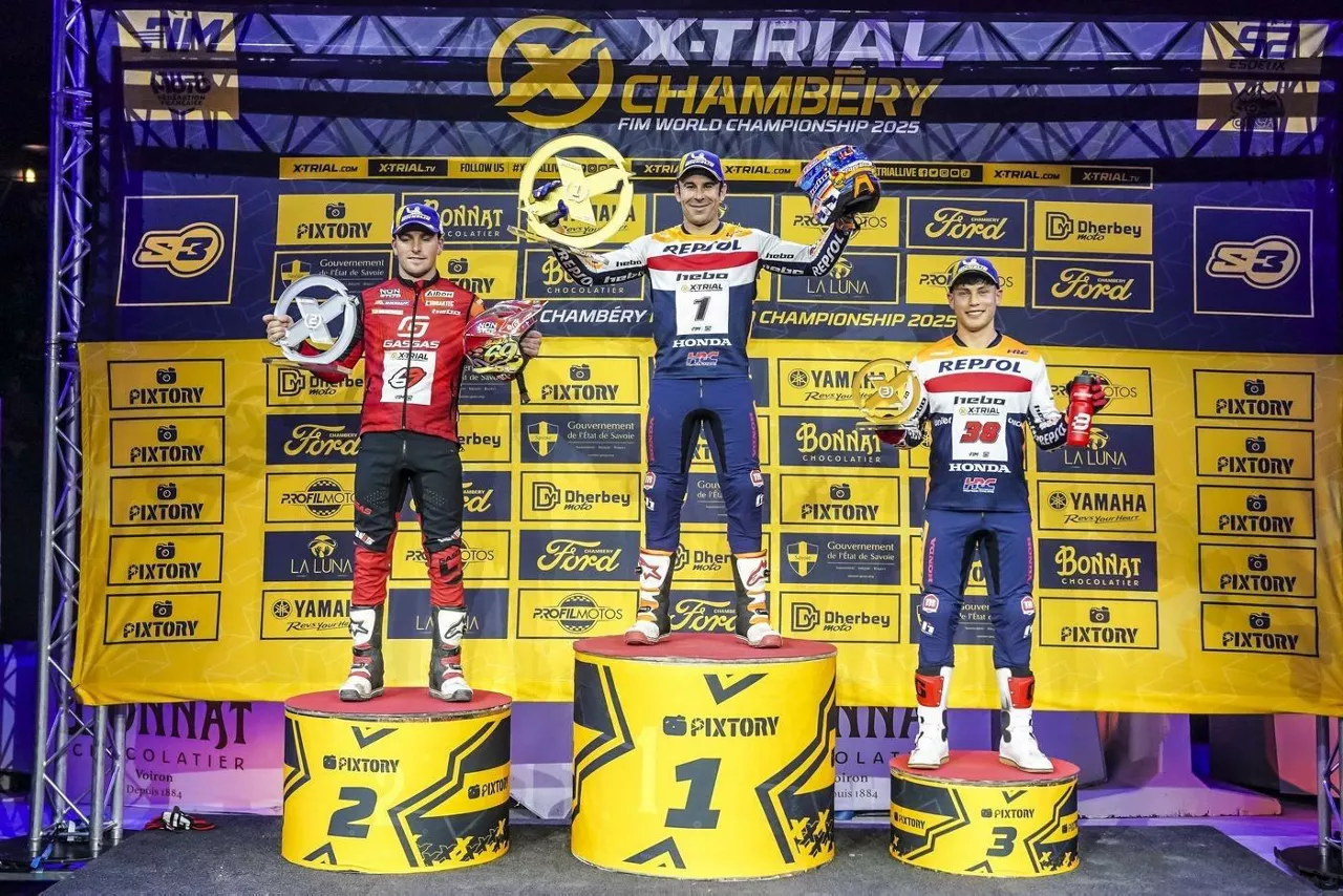 Jaime Busto, a la izquierda, en el segundo cajón del podium. Foto: Jaime Busto.