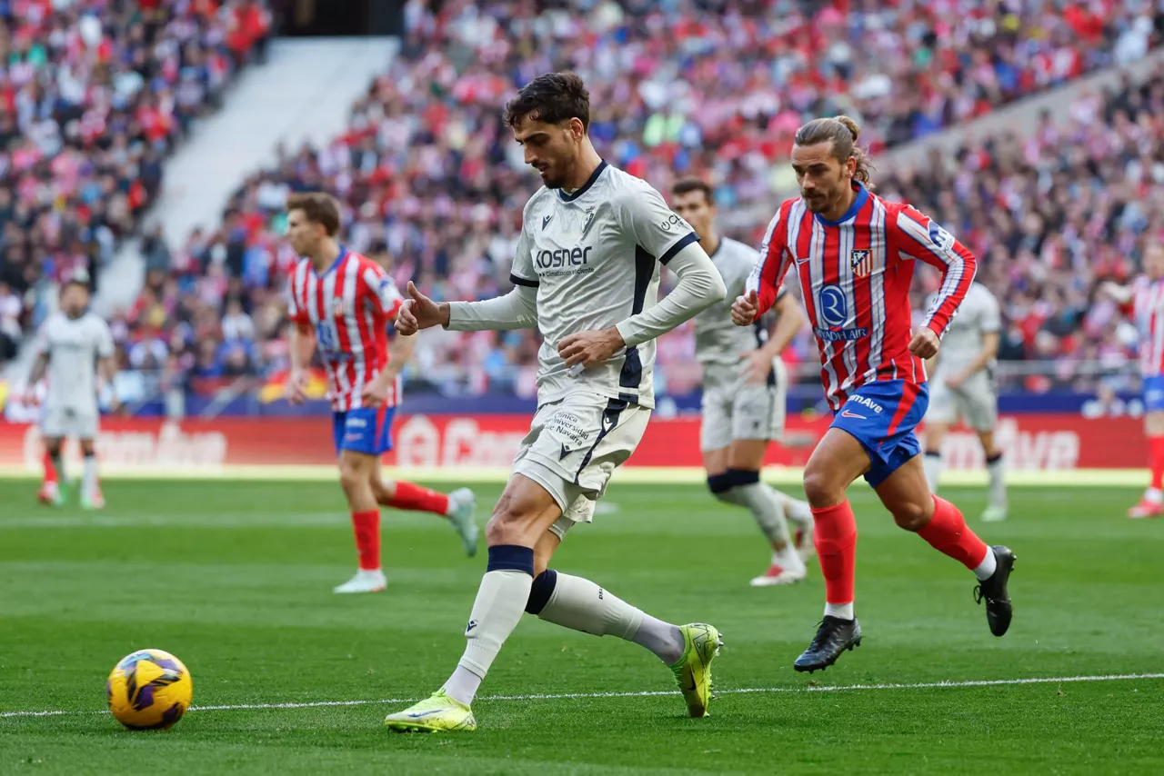 Catena con el balón, perseguido por Griezmann. Foto: EFE