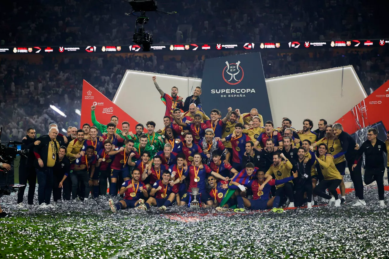 Los jugadores del FC Barcelona levantan la Supercopa de España. Foto: EFE