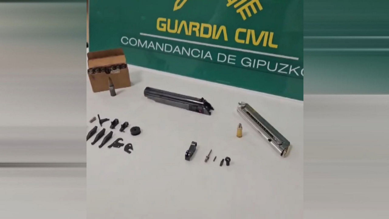 20250113095713_pistola-guardia-zibila-hondarribia-aireportua_