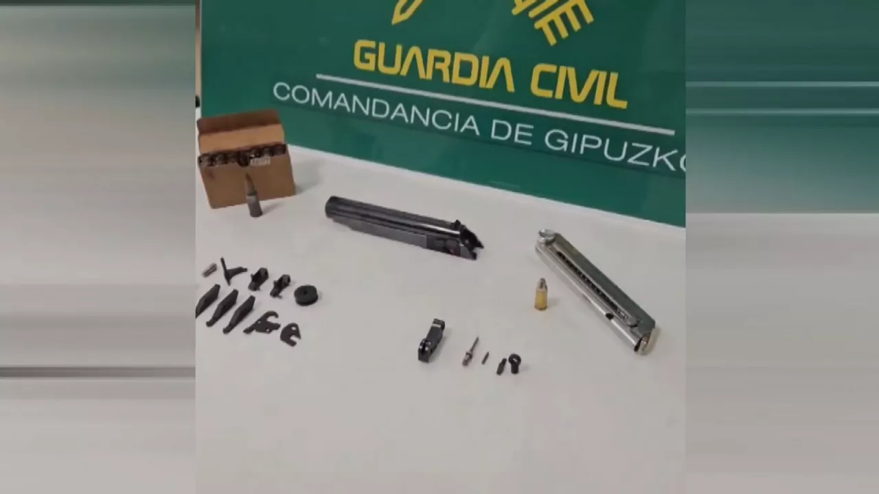 20250113095713_pistola-guardia-zibila-hondarribia-aireportua_