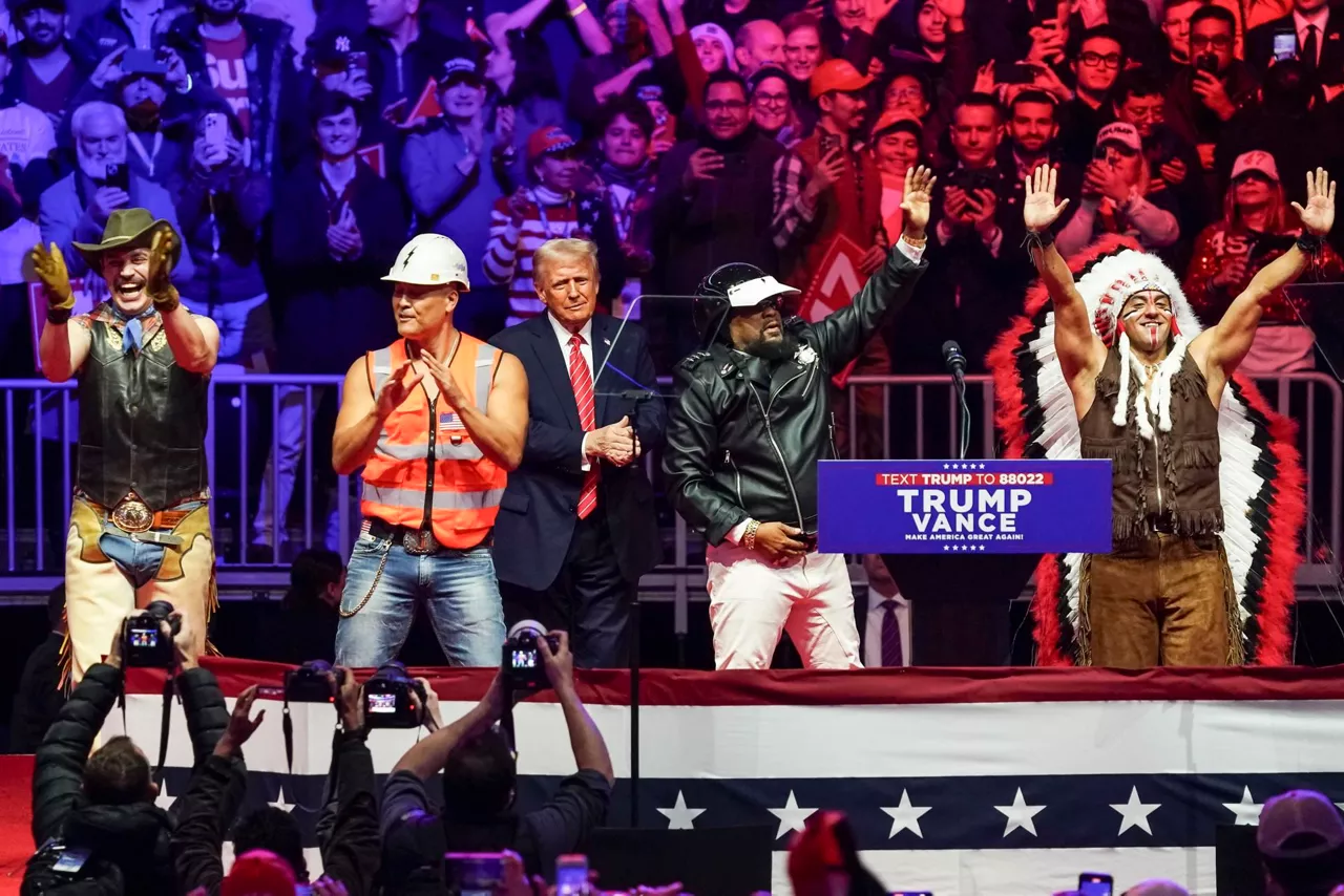 donald trump-village-people-efe