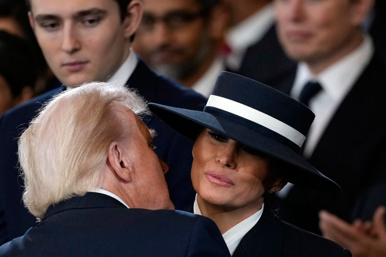 Trump-Melania-beso-investidura-efe