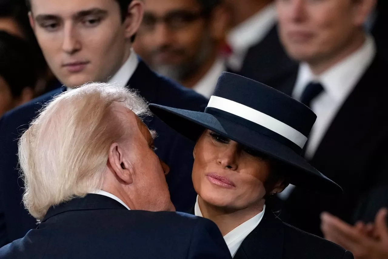 Trump-Melania-beso-investidura-efe