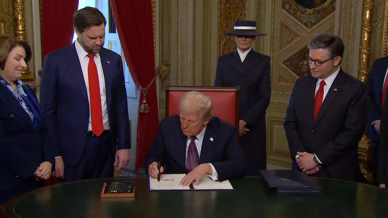 20250120203153_trump-firma_