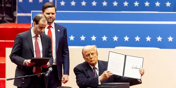 Trump firmando decretos. 