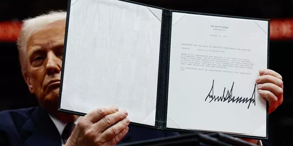 Trump firmando decretos. 
