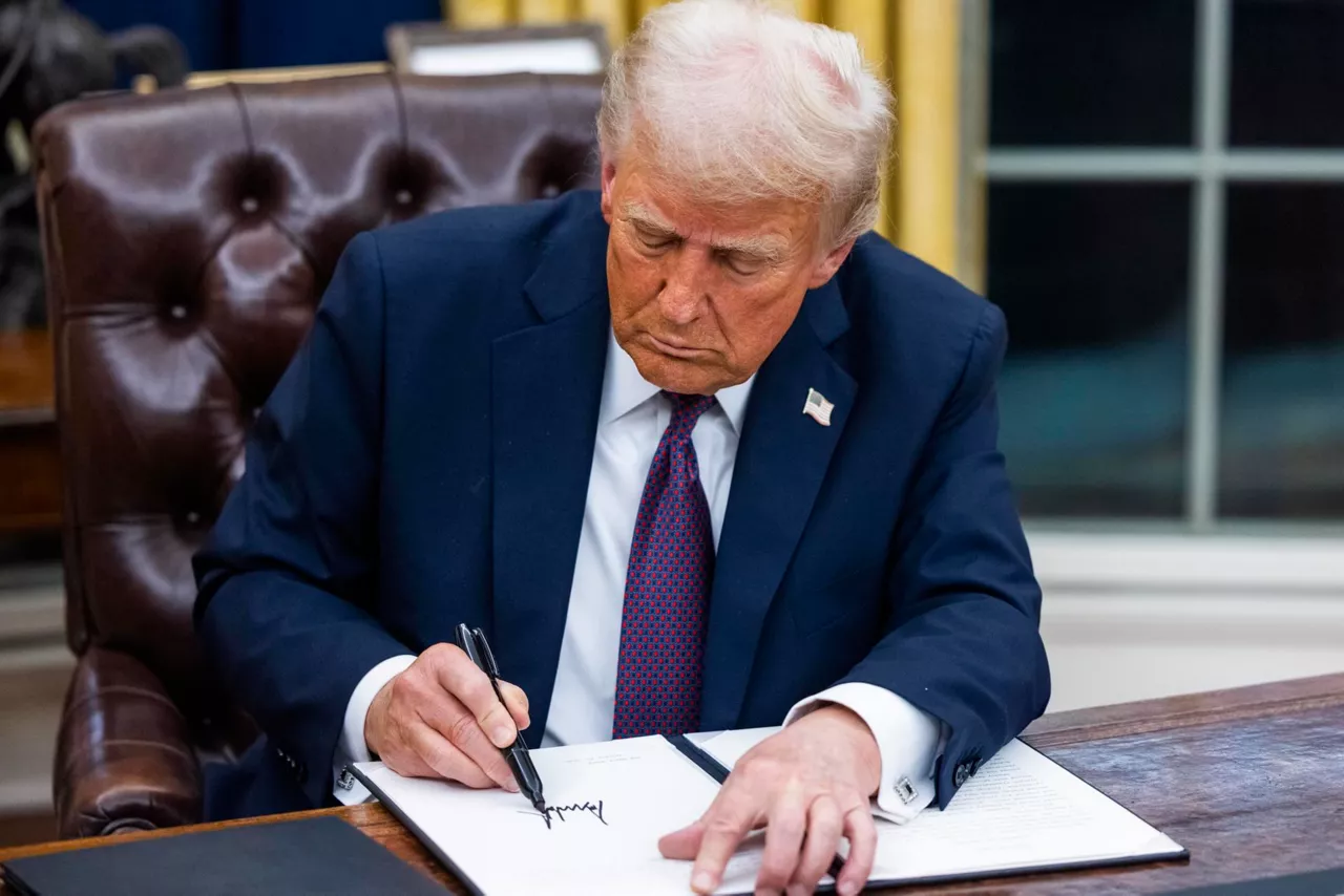 trump-firmando-decretos-efe