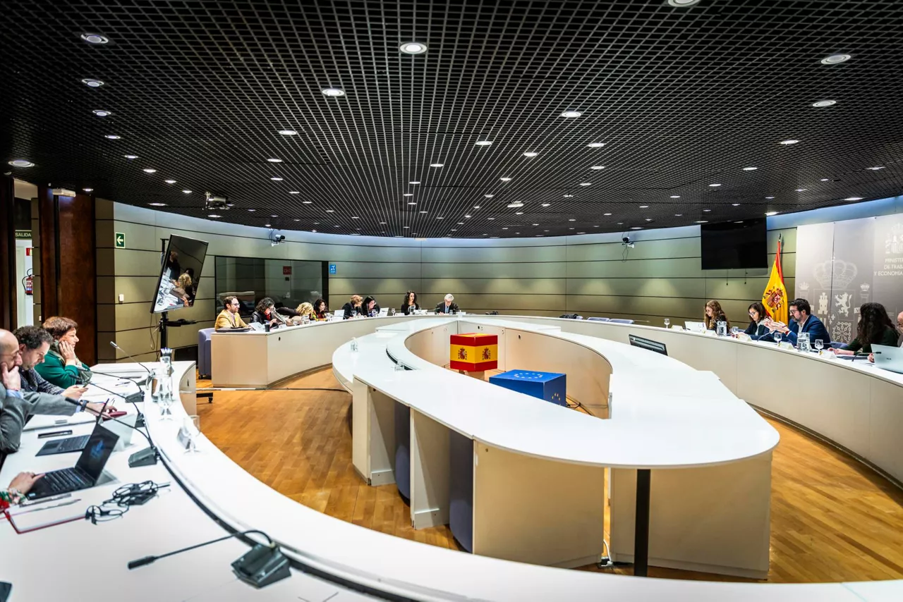 mesa-dialogo-social-Espainia-EFE