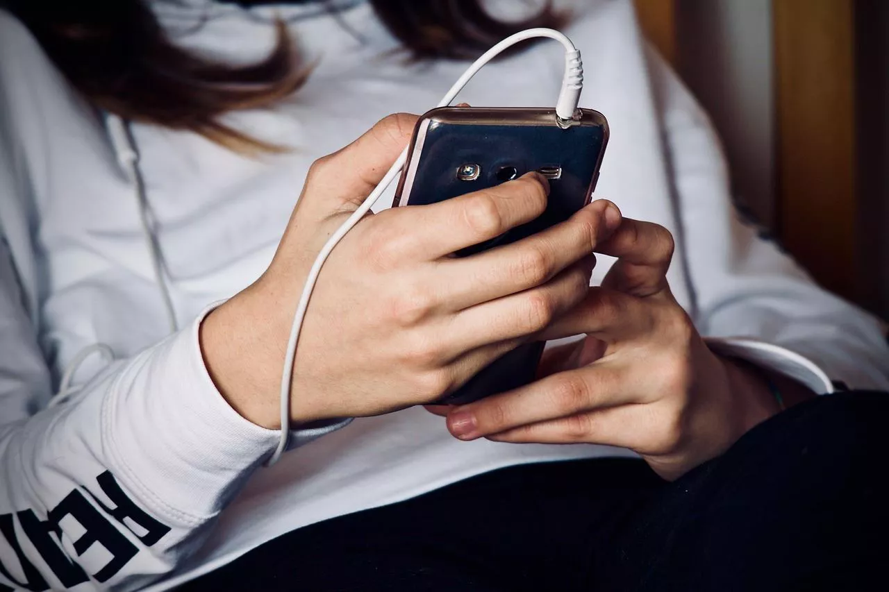 movil-adolescentes- nerabeak umeak mobila pixabay