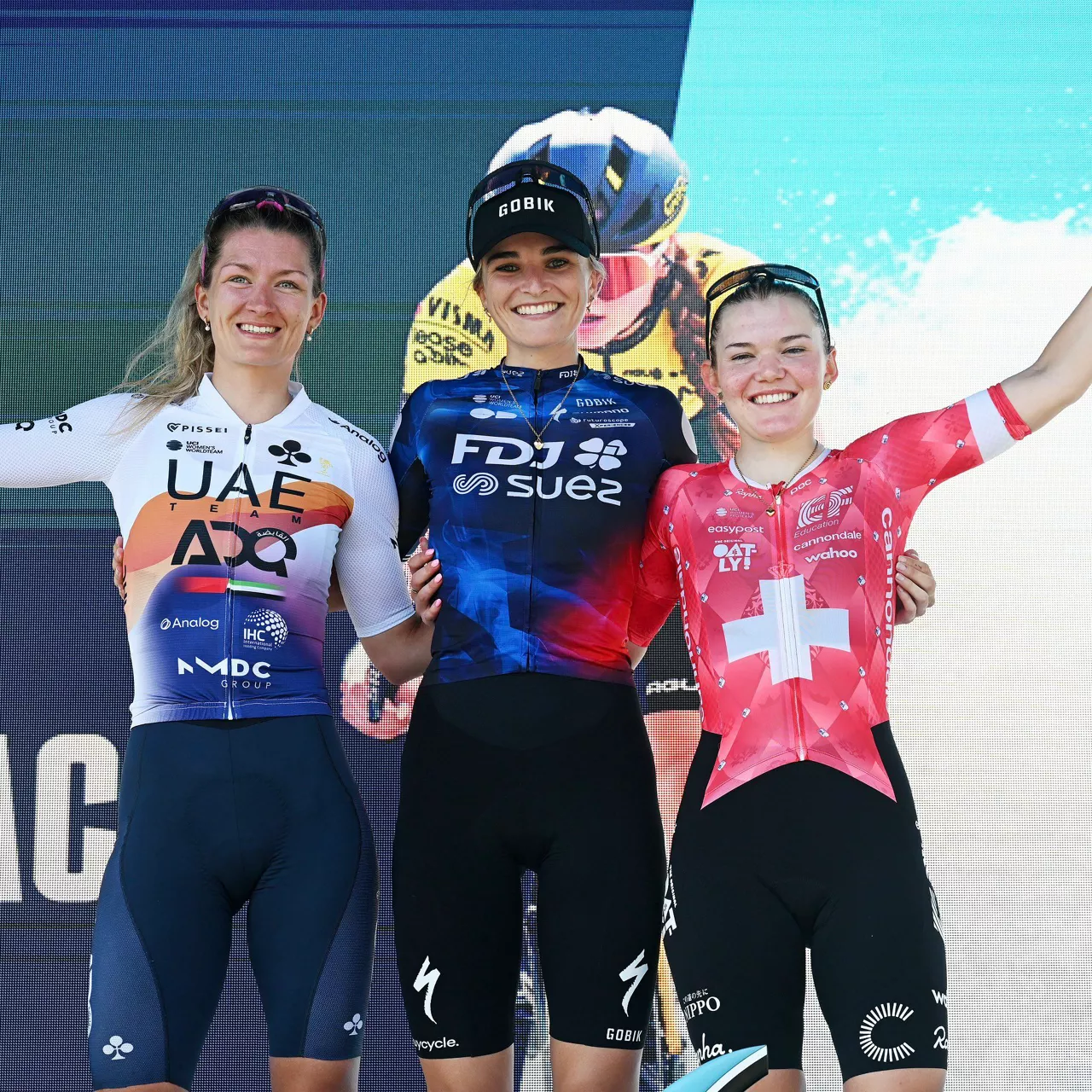 Ally Wollaston junto a Karlijn Swinkels y Noemi Rüegg Foto: @EF_Oatly