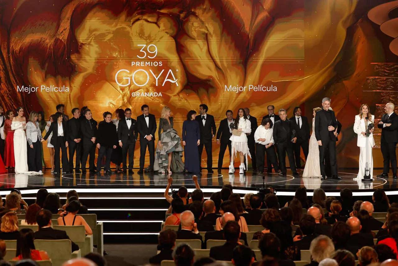 Los equipos de la películas ´El 47´ y ´La Infiltrada´ tras recibir el Goya ex aequo a la ´Mejor película´