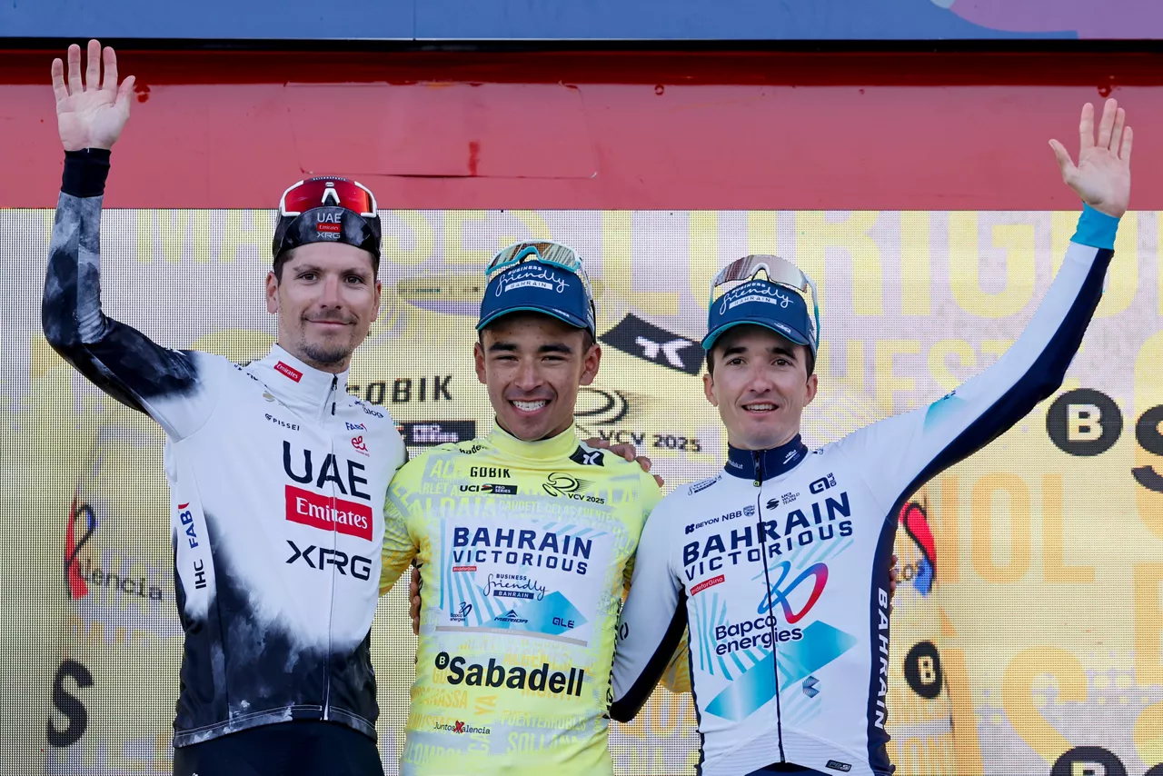 Almeida, Buitrago y Bilbao (derecha) en el podio de la Volta a Valencia. Foto: EFE.