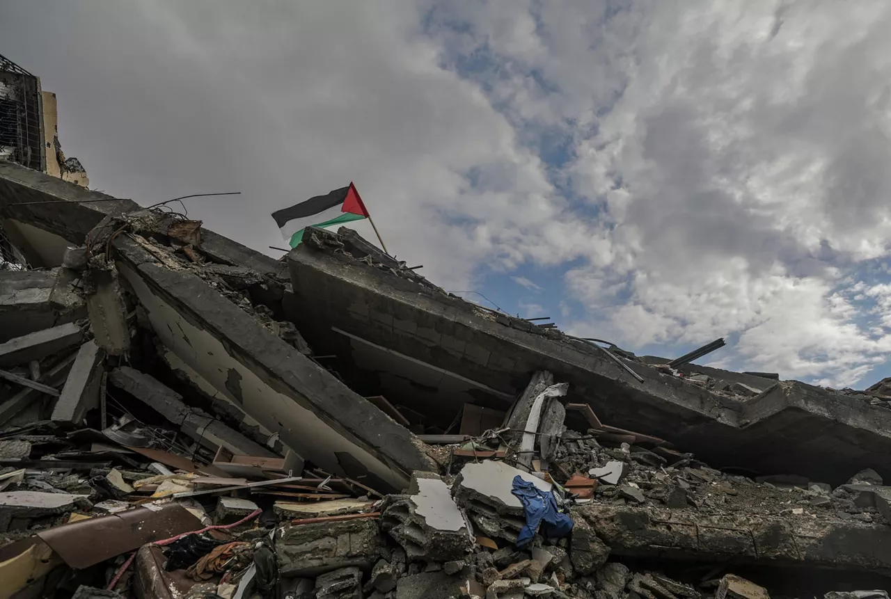 bandera-palestina-sobre-ruinas-gaza-efe