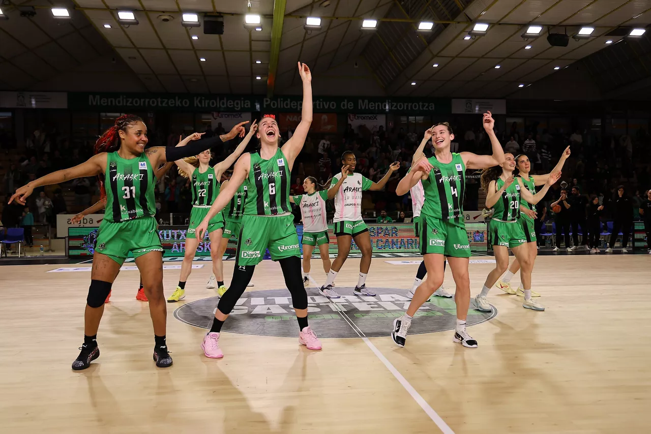 Araskiko jokalariak garaipena ospatzen