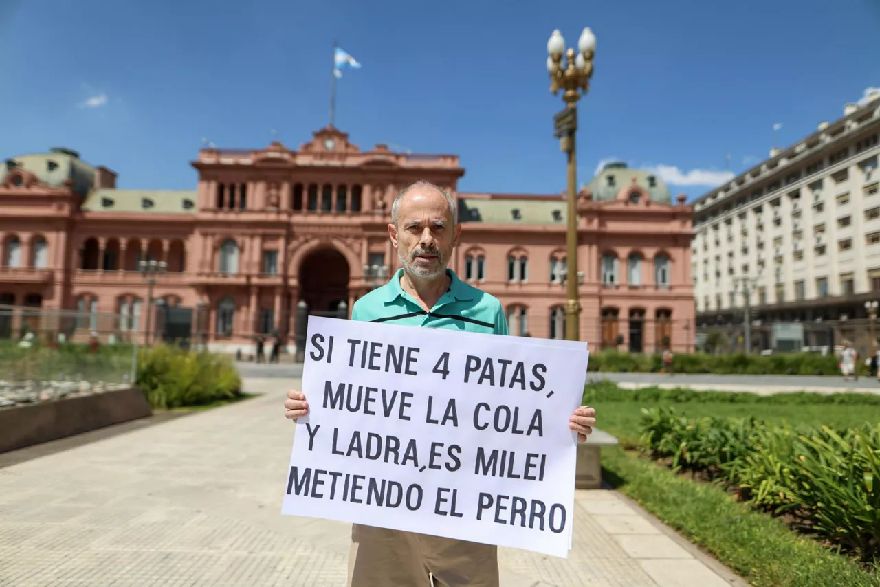 hombre-protesta-casa-rosada-milei-argentina-efe