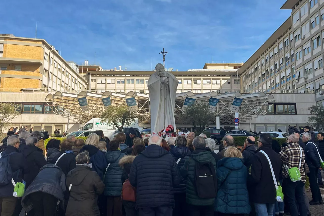 hospital-Gemelli-peregrinos-rezo-efe