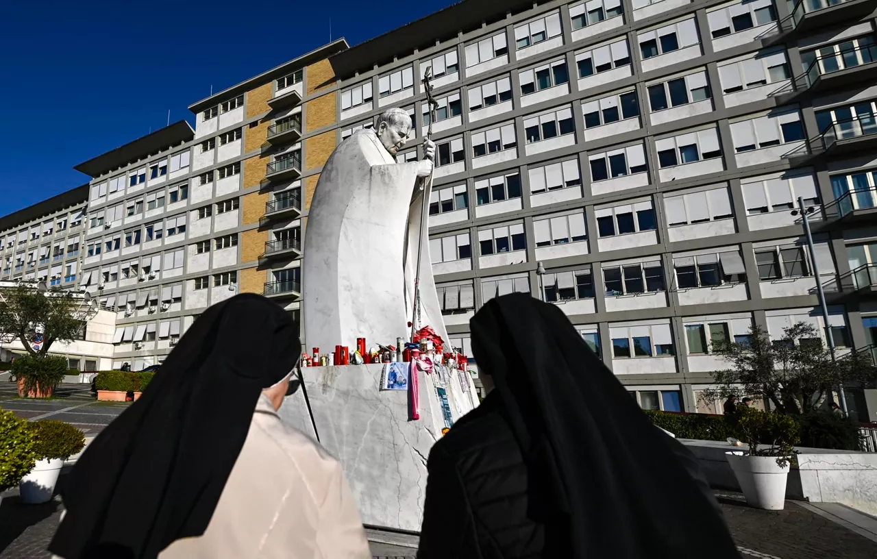 papa-hospital-gemelli-monjas-rezo-efe