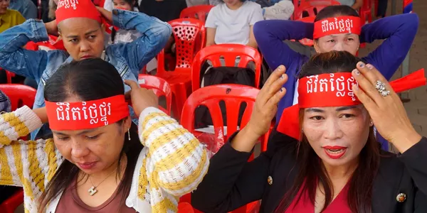 8M en Camboya. Trabajadoras portan cintas con la frase "Vidas dignifcadas". EFE. 