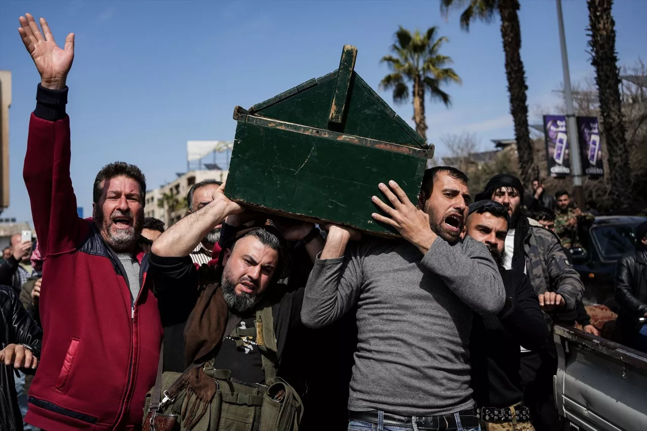 EuropaPress_6567312_09_march_2025_syria_hama_syrian_fighters_and_civilians_carry_the_coffin_of