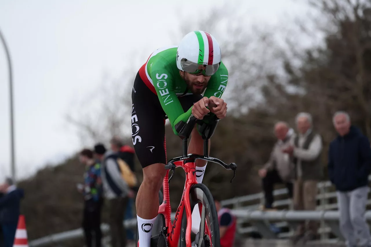 Filippo Ganna, en un momento de la contrarreloj. Foto: Efe.