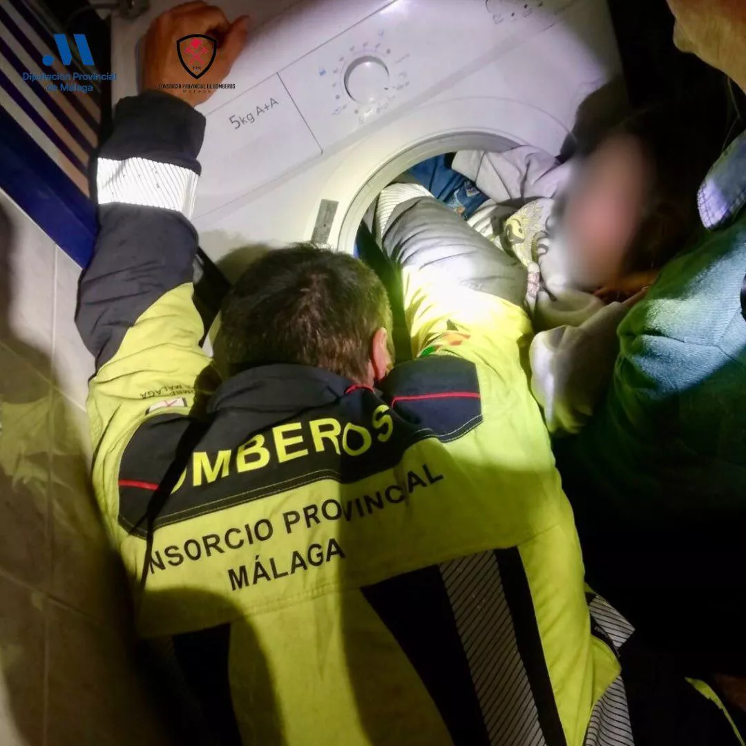 niña malaga lavadora iturria: Consorcio Provincial de Bomberos de la Diputación de Málag