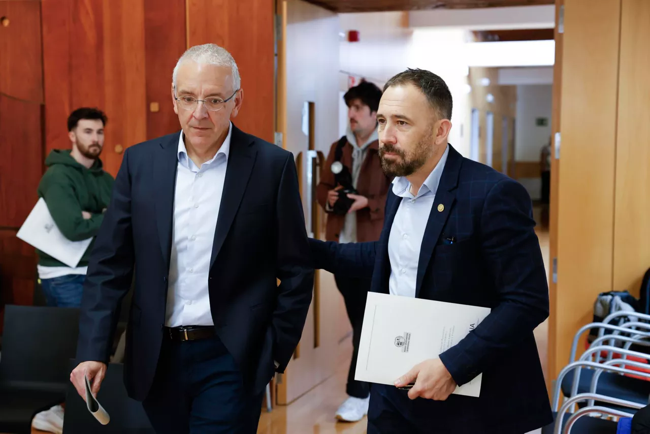 Itxaso-consejero-vivienda-ostolaza-alcalde-zumaia-efe