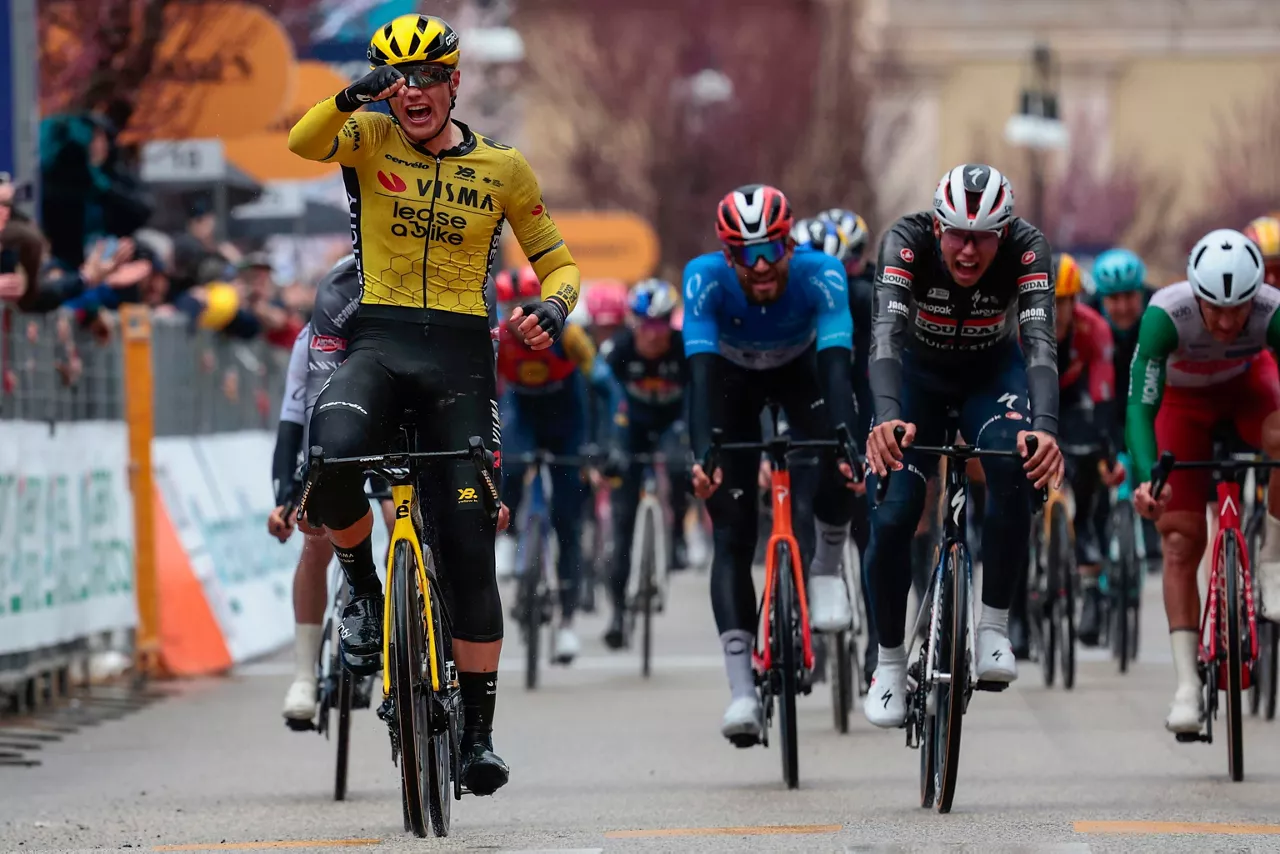Olav Kooij celebrando la victoria. Foto: EFE