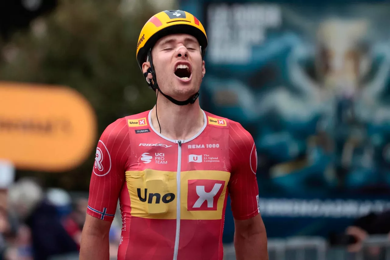 El ciclista noruego Fredrik Dversnes celebra su triunfo en la Tirreno-Adriático. Foto: EFE