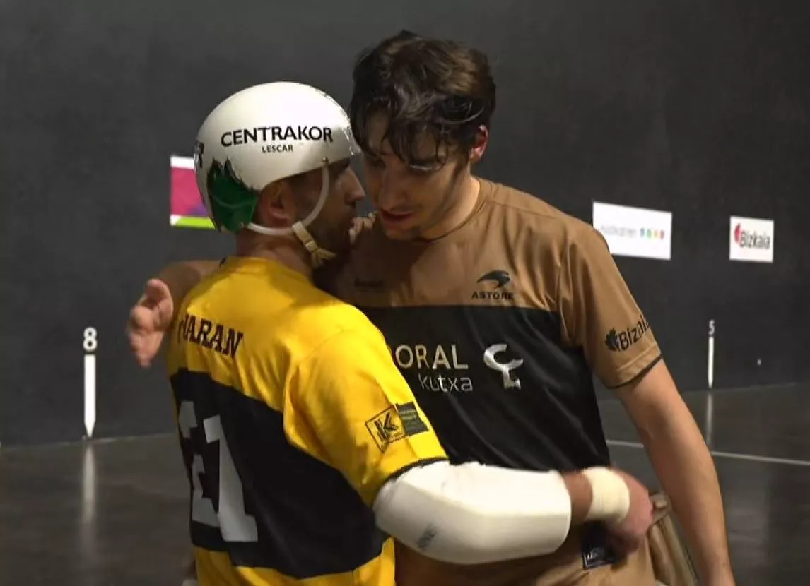 Olharanek eta Johanek elkar agurtu dute, Biarritzekoak irabazitako finalerdia bukatuta. Argazkia: EITB Media.