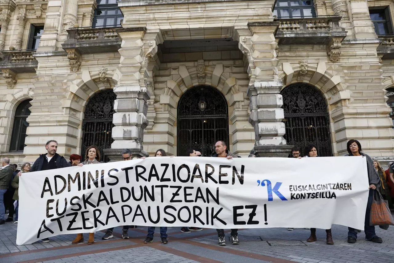 concentracion-bilbao-denuncia-politica-linguistica-Diputacion-Bizkaia-efe