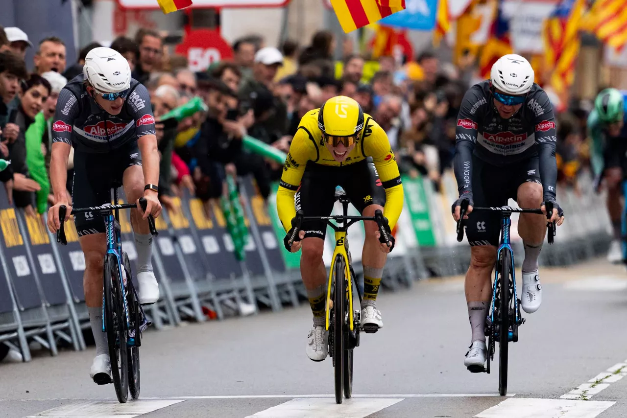 MATTHEW_BRENNAN_VISMA_TIBOR_DEL_GROSSO_ALPECIN_ETAPA_1_EFE_2025