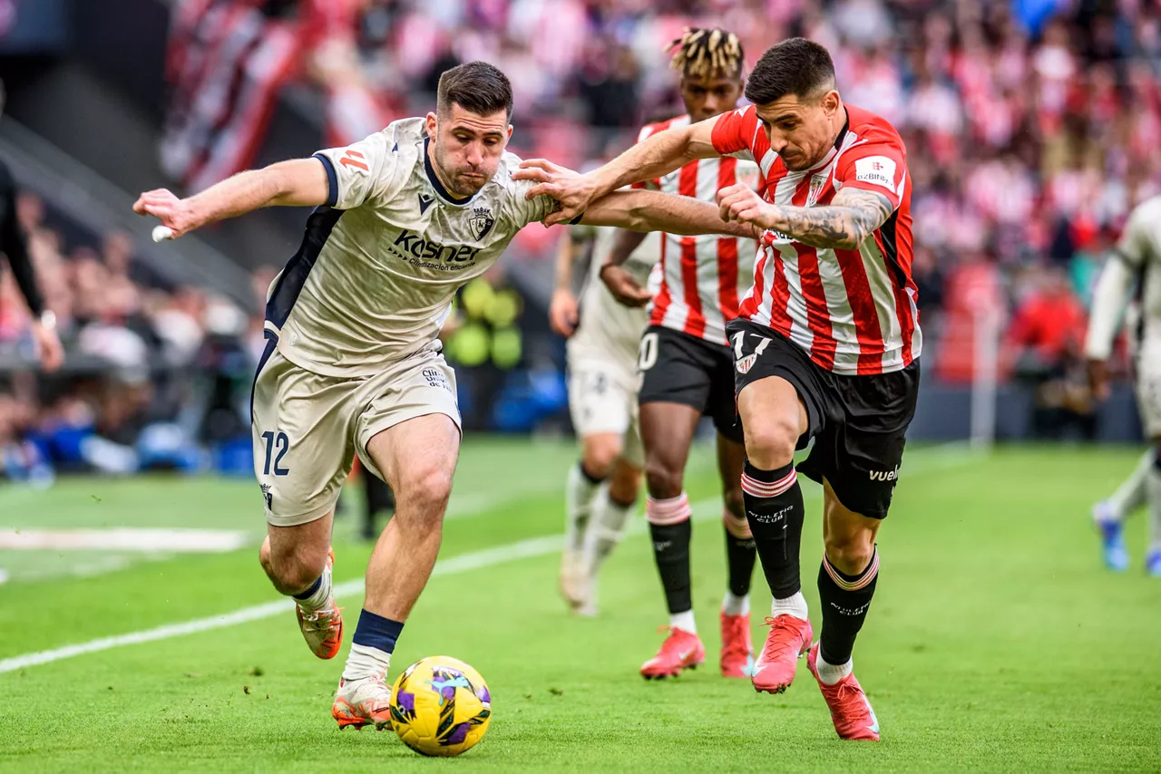 Areso y Yuri en una disputa de balón. Foto: EFE