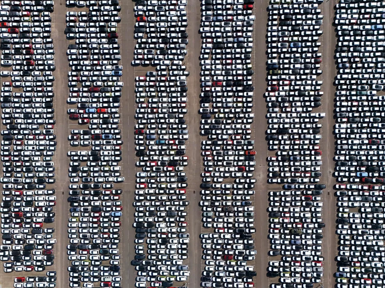coches-aparcados-muelle-Tibury-Reino-Unido-efe