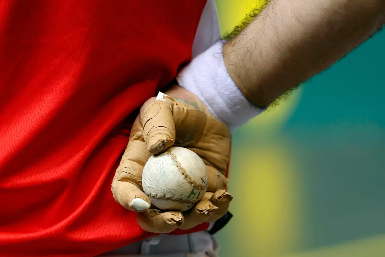 PILOTA_PILOTARIA_ESKUAN_EFE_ARTXIBORAKO_BURUZ_BURUKOA_BINAKAKOA_OROKORRA_GENERIKOA